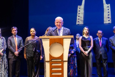 Presidente de Caribbean Cinemas, Robert Carrady, recibe el premio Carrau en el Festival de Cine Global de Santo Domingo