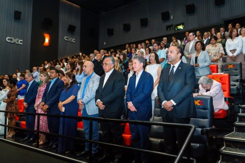 D&iacute;a Ocho" celebra su gran premier con un llamado a la fe y la esperanza*